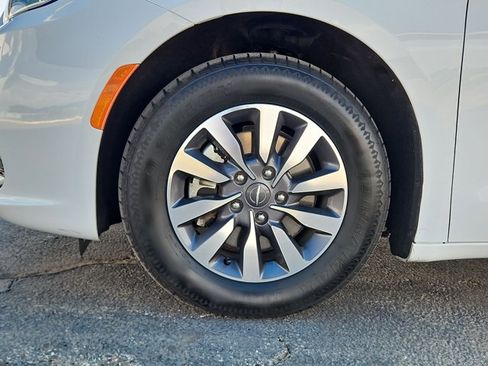 Used 2024 Chrysler Pacifica Limited FWD image 25