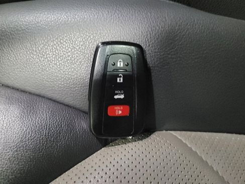 Used 2018 Toyota Camry XLE image 32