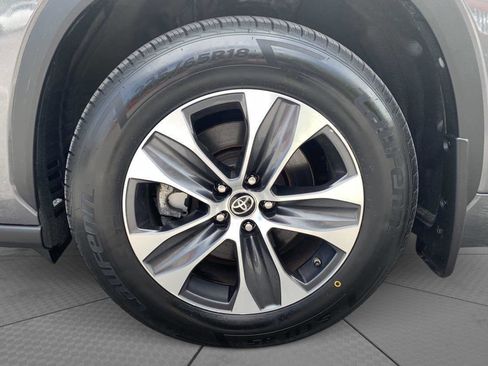 Used 2022 Toyota Highlander XLE AWD/4WD image 9