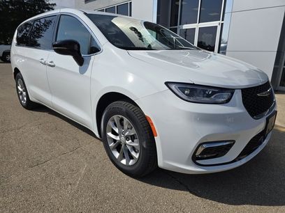 New 2026 Chrysler Pacifica Select