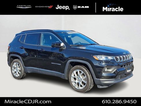 Used 2023 Jeep Compass Latitude image 1