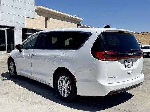 Used 2024 Chrysler Pacifica Touring-L FWD image 4