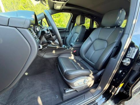 Certified 2026 Porsche Macan AWD/4WD image 5