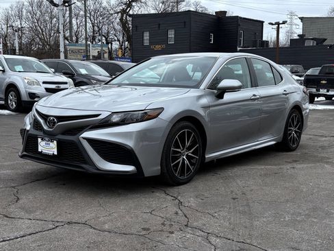 Used 2022 Toyota Camry SE image 4