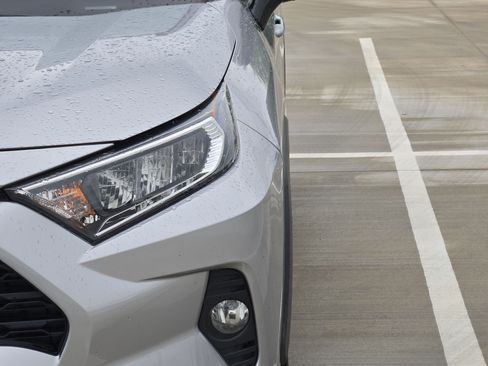 Used 2021 Toyota RAV4 XLE w/ Convenience Package FWD image 10