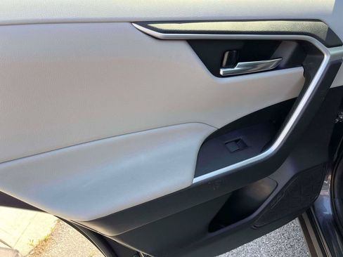 Used 2019 Toyota RAV4 XLE w/ Convenience Package AWD/4WD image 5