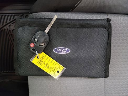 Used 2017 Ford Escape SE w/ SE Cold Weather Package AWD/4WD image 31
