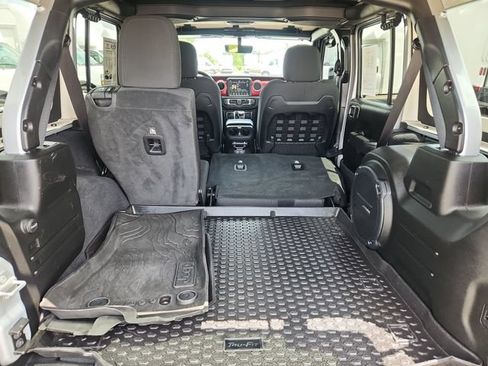 Used 2022 Jeep Wrangler Unlimited Rubicon w/ LED Lighting Group AWD/4WD image 34