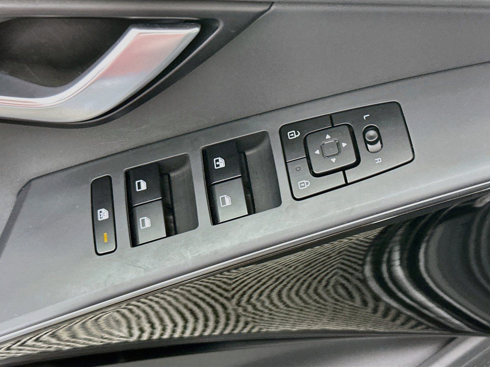 Used 2025 Kia Niro EX FWD image 19