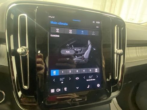 Used 2025 Volvo XC40 B5 Core image 25