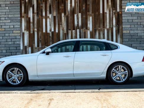 Used 2018 Volvo S90 T5 Momentum w/ Convenience Package image 2