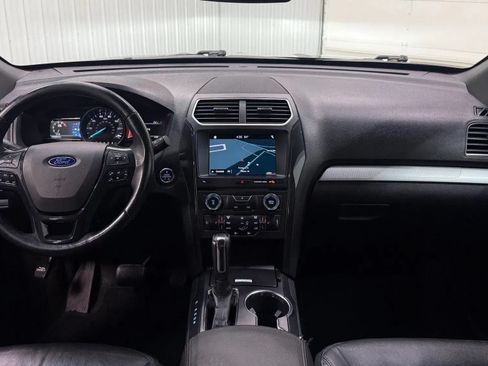 Used 2017 Ford Explorer XLT w/ Equipment Group 202A AWD/4WD image 13