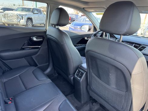 Used 2017 Kia Niro EX image 36