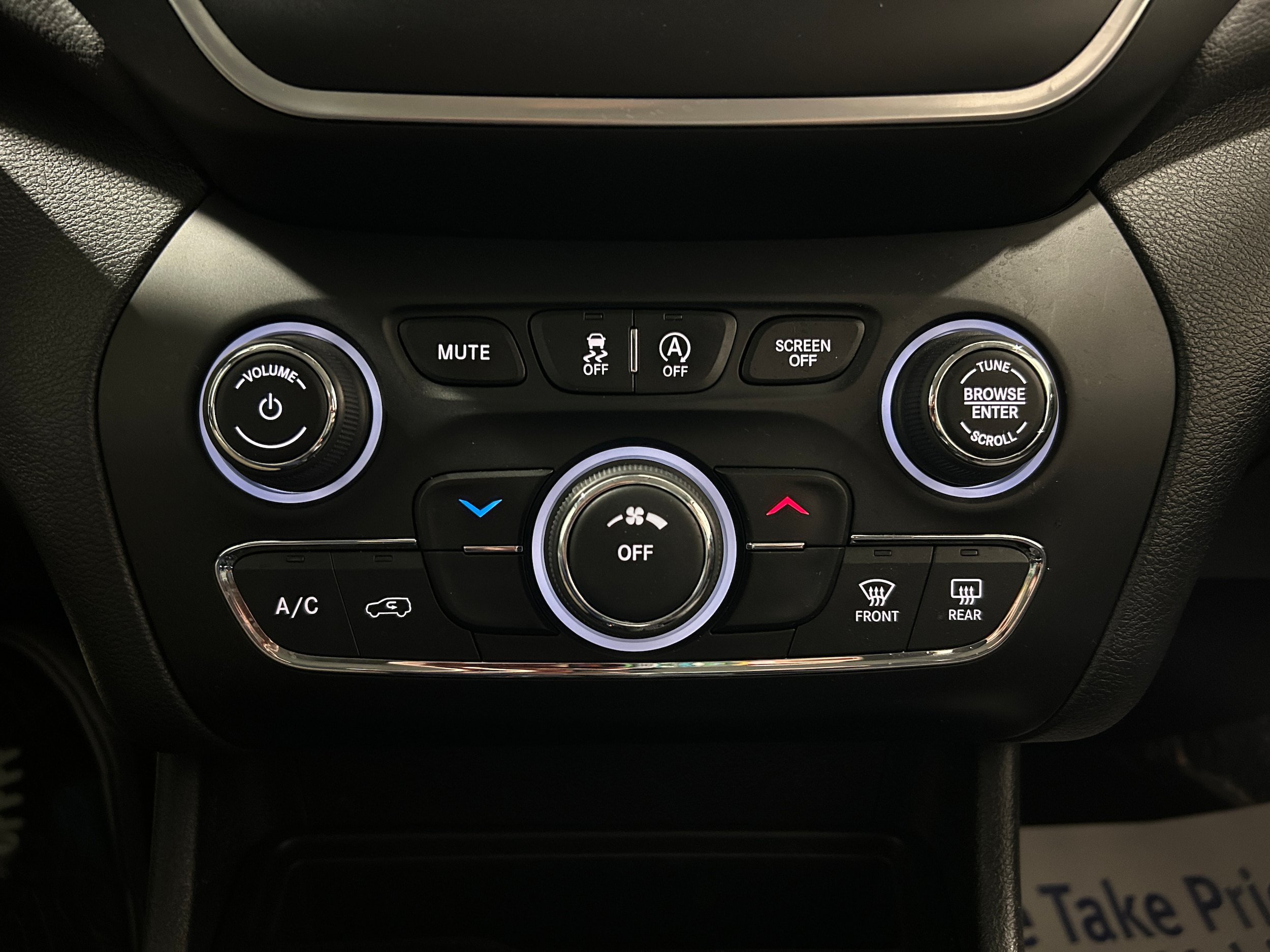 Used 2019 Jeep Cherokee Latitude w/ Cold Weather Group AWD/4WD image 11