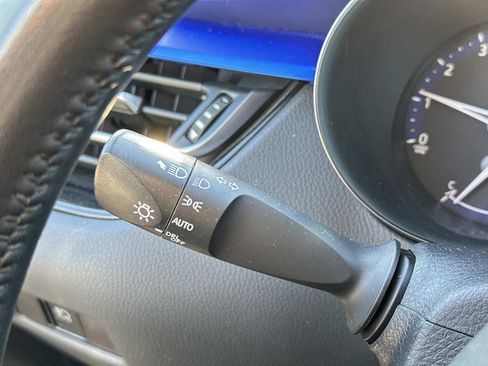 Used 2020 Toyota C-HR XLE image 28