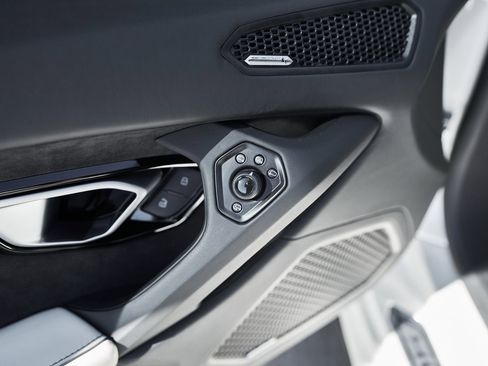 Used 2022 Lamborghini Huracan EVO image 32