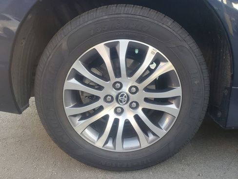 Used 2019 Toyota Sienna XLE image 5