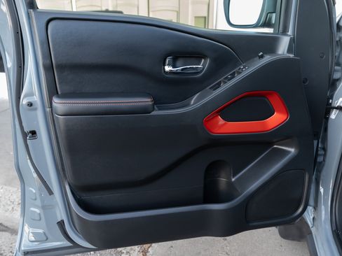 Used 2025 Nissan Frontier PRO-4X image 9