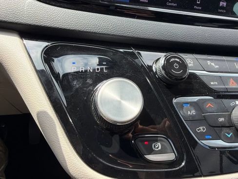 Used 2023 Chrysler Pacifica Touring-L FWD image 36