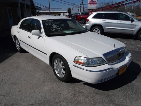 Used 2011 Lincoln Town Car Signature Limited image 2