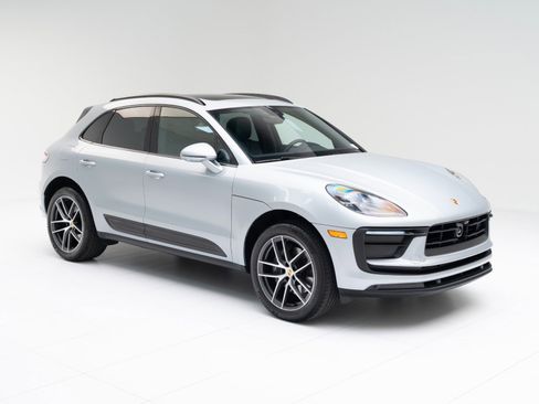 Certified 2025 Porsche Macan AWD/4WD image 7