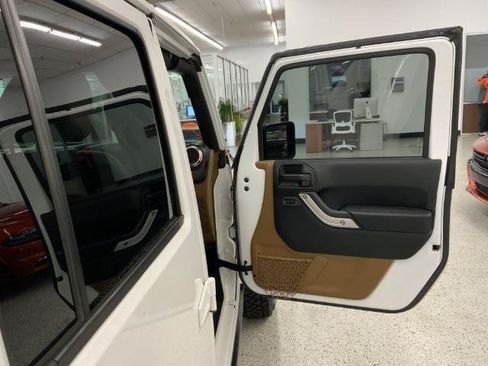 Used 2017 Jeep Wrangler Unlimited Rubicon w/ Connectivity Group AWD/4WD image 28