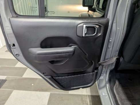Used 2023 Jeep Gladiator Sport AWD/4WD image 9