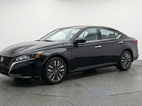 Used 2025 Nissan Altima 2.5 SV image 3