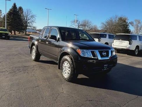 Used 2019 Nissan Frontier SV image 2