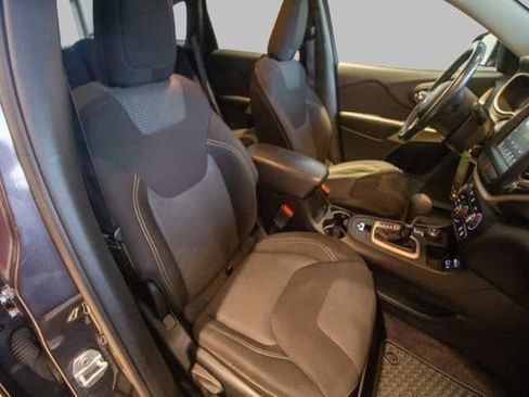 Used 2017 Jeep Cherokee Latitude w/ Cold Weather Group image 22