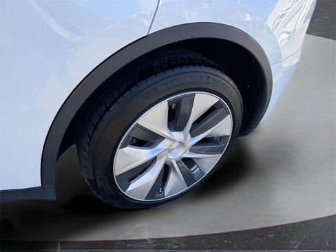 Used 2021 Tesla Model Y Long Range image 11