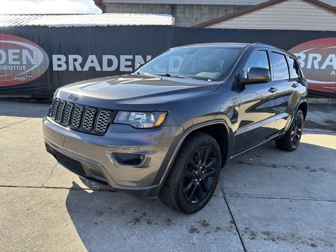 Used 2018 Jeep Grand Cherokee Altitude image 3