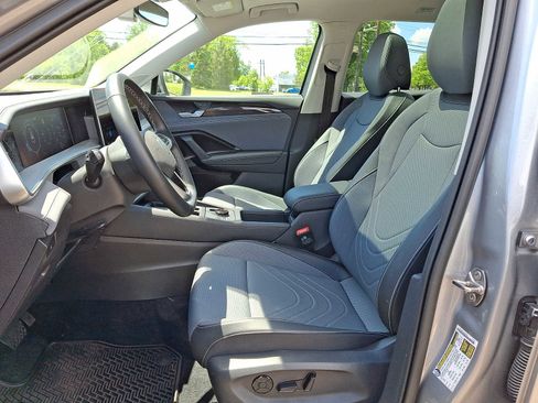 Used 2025 Volkswagen Tiguan SE w/ Panoramic Sunroof Package AWD/4WD image 10