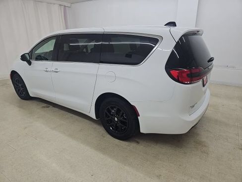 Used 2023 Chrysler Pacifica Touring-L FWD image 18