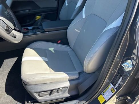 Used 2025 Toyota Camry SE w/ Convenience Package image 10