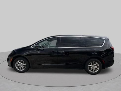 Used 2024 Chrysler Pacifica Touring-L FWD image 6