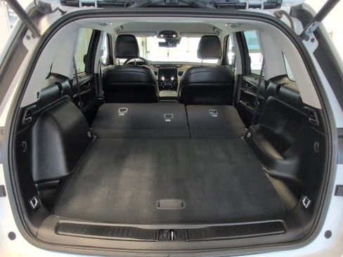 Used 2023 Jeep Grand Cherokee Limited w/ Luxury Tech Group II image 32