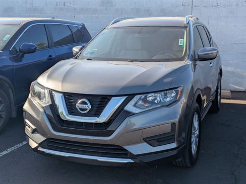 Used 2017 Nissan Rogue SV image 2