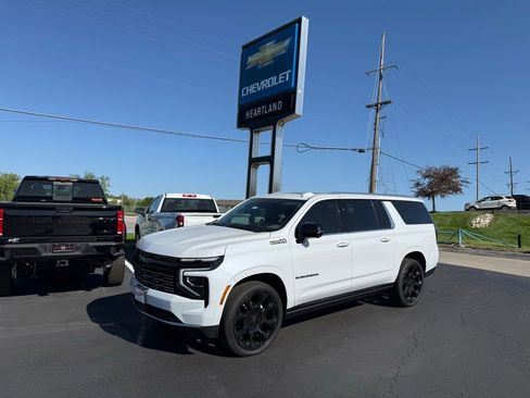 New 2026 Chevrolet Suburban High Country AWD/4WD image 1