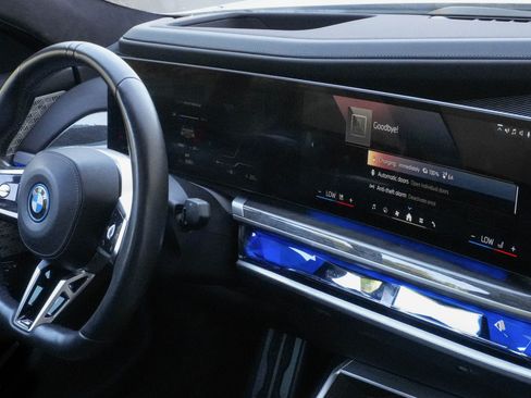 Used 2023 BMW i7 xDrive60 AWD/4WD image 11