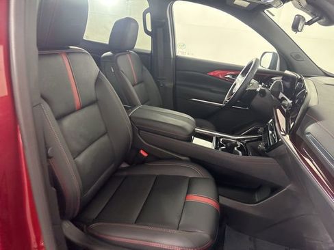 Used 2025 Chevrolet Traverse RS image 18