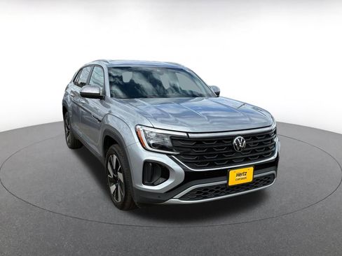 Used 2025 Volkswagen Atlas Cross Sport SE image 3