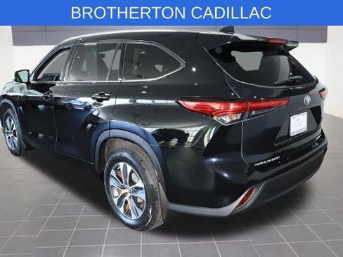 Used 2020 Toyota Highlander XLE AWD/4WD image 3