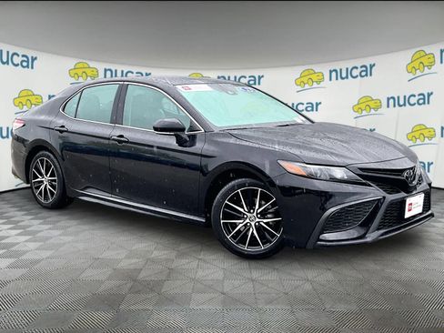 Used 2023 Toyota Camry SE image 1