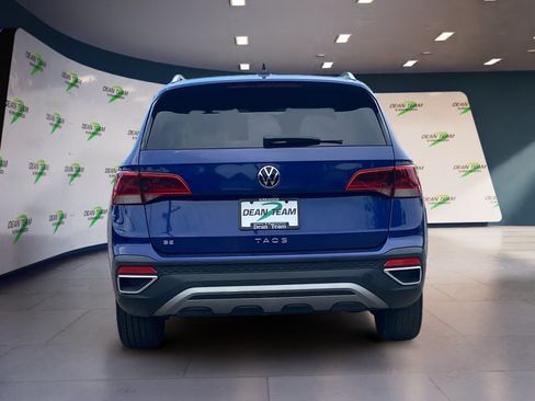 Used 2022 Volkswagen Taos SE w/ Panoramic Sunroof Package FWD image 9