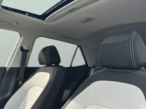Certified 2025 Hyundai Venue SEL FWD image 15