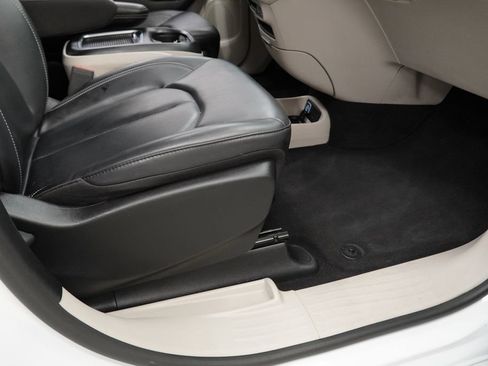 Used 2024 Chrysler Pacifica Limited FWD image 46