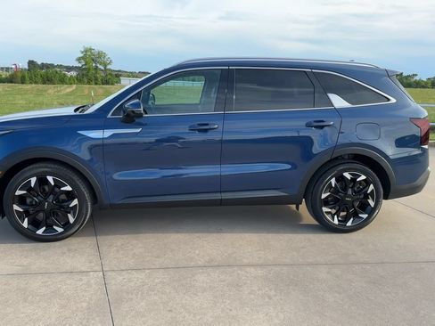 Used 2025 Kia Sorento EX w/ Panoramic Sunroof Package FWD image 6