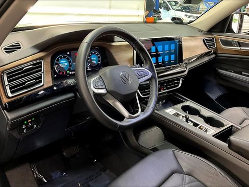 Used 2025 Volkswagen Atlas SE image 17
