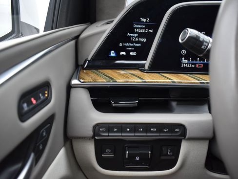 Used 2022 Cadillac Escalade ESV Premium Luxury Platinum w/ Heavy-Duty Trailer Package image 20